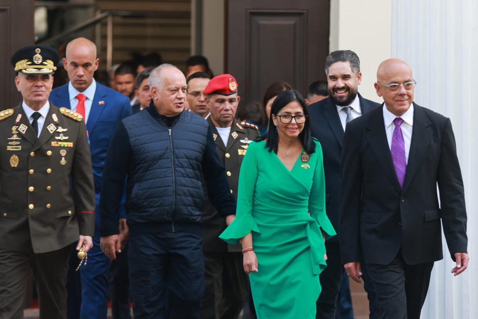 Una fotografía tomada por el Palacio de Miraflores que muestra (de izq. a der.) al ministro del Poder Popular para la Defensa de Venezuela, Vladimir Padrino López; al ministro de Interior, Justicia y Paz, Diosdado Cabello; a la presidenta interina de Venezuela, Delcy Rodríguez; y al presidente de la Asamblea Nacional, Jorge Rodríguez, en Caracas, Venezuela, este 5 de enero del 2026.