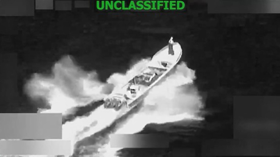 Captura de un video difundido en la cuenta en X @Southcom de un bote que fue destruido este viernes en el Pacífico oriental. EE.UU. destruyó un nuevo bote supuestamente operado por organizaciones ligadas al narcotráfico en el Pacífico y eliminan a dos tripulantes y un tercero sobrevivió.