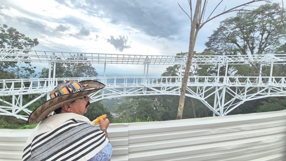 Foto | Freddy Arango | LA PATRIA El puente de cristal que se construye en el barrio Chipre, cerca a la Mediatorta, se roba las miradas de transeúntes durante la Feria