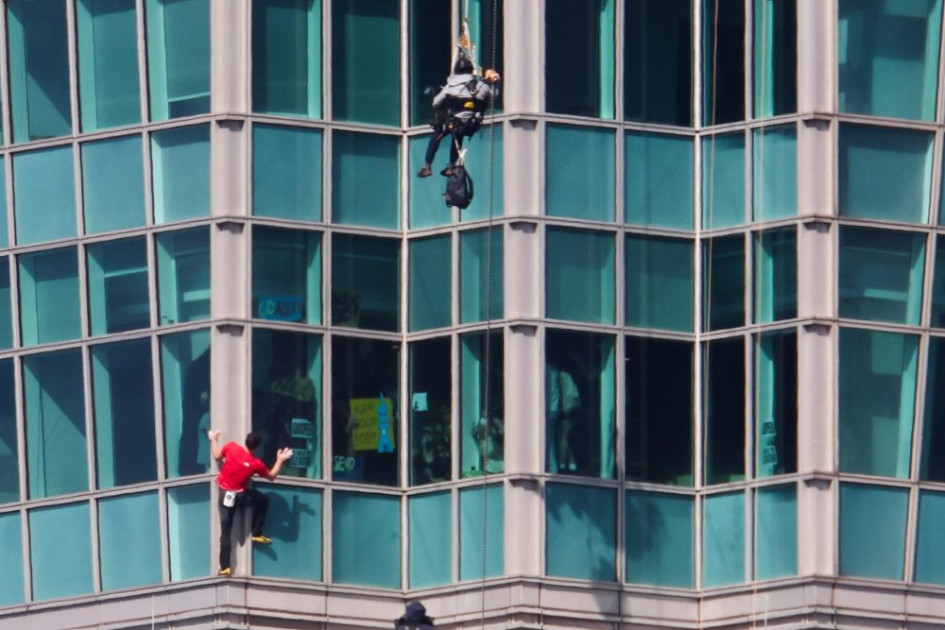 Alex Honnold en su ascenso al rascacielos Taipei 101. 