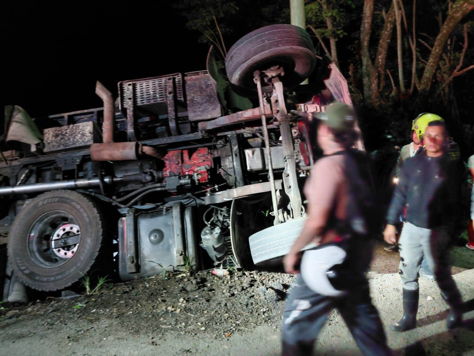 La volqueta del accidente terminó volcada.