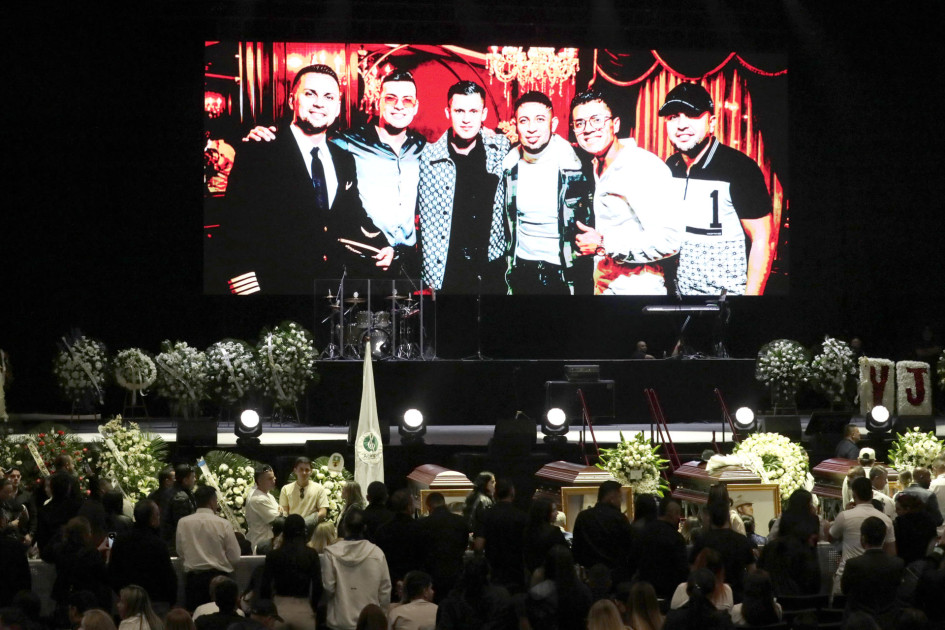 El escenario del Movistar Arena tuvo los ataúdes de los fallecidos, sus retratos y arreglos florales durante el evento.