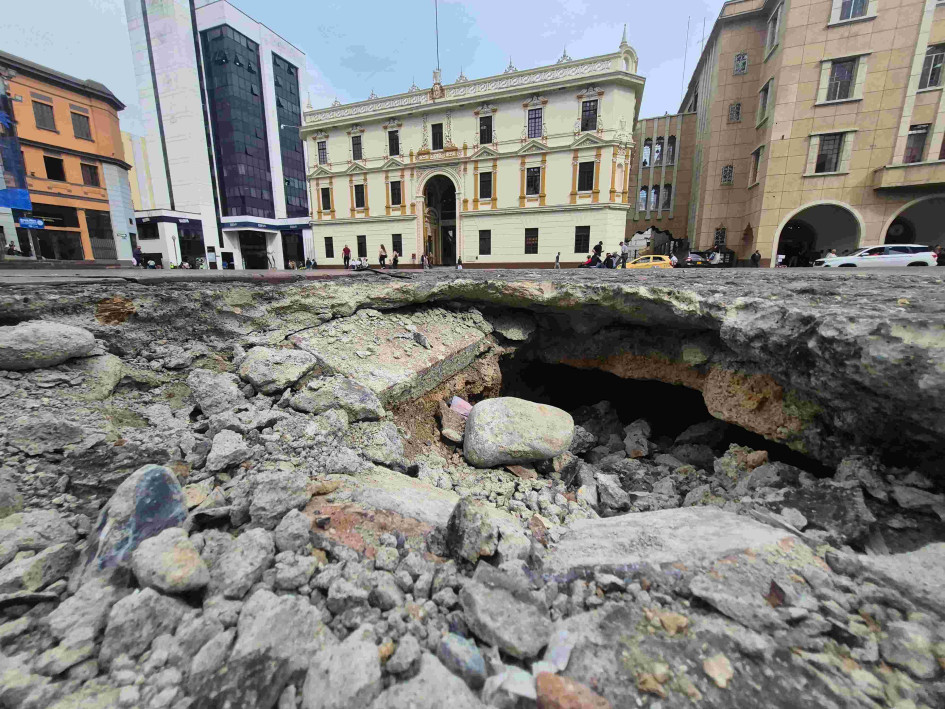 Huecos en la Plaza de Bolìvar