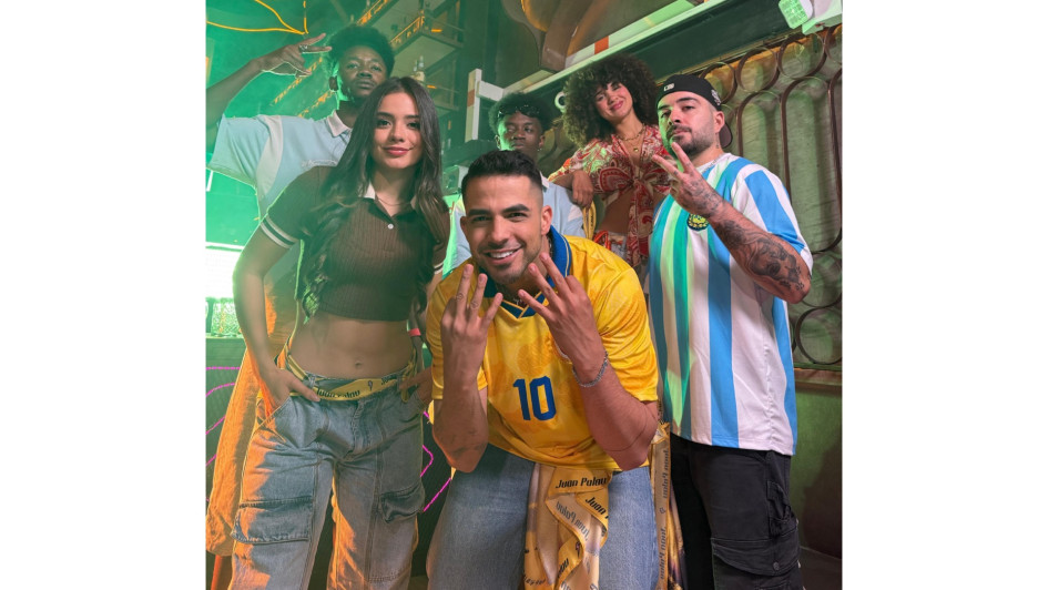 Juan Palau y Kiño estrenan "Bombonera", una cumbia urbana que destaca por su mensaje de superar el desamor con música y amigos. La canción ya está disponible en plataformas digitales.