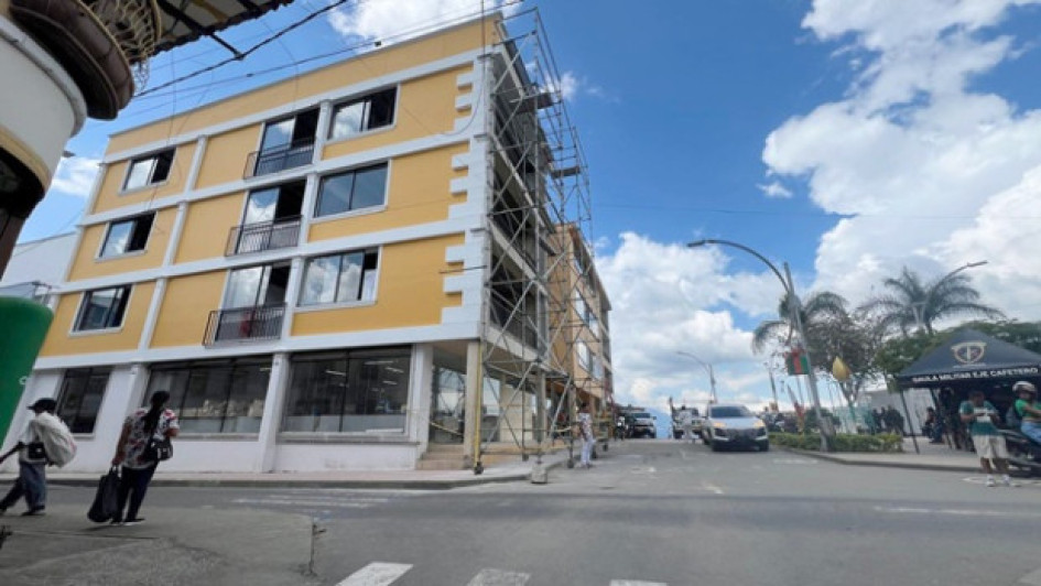 Del viejo edificio que ha albergado la Alcaldía por casi 50 años, en la Plaza de Robledo, poco queda.