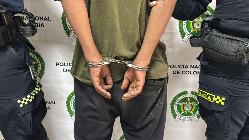 De manera inmediata, la patrulla de vigilancia del CAI Centro se desplazó al lugar, donde fue ubicado este ciudadano, quien presuntamente habría ingresado de manera violenta a un local comercial del sector.