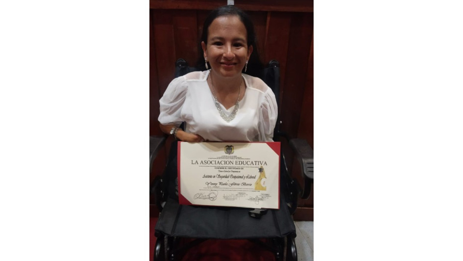 La aguadeña Yenny Paola Flórez Berrío nació sin manos ni piernas, su familia, la pintura y el estudio han sido su apoyo para salir adelante.