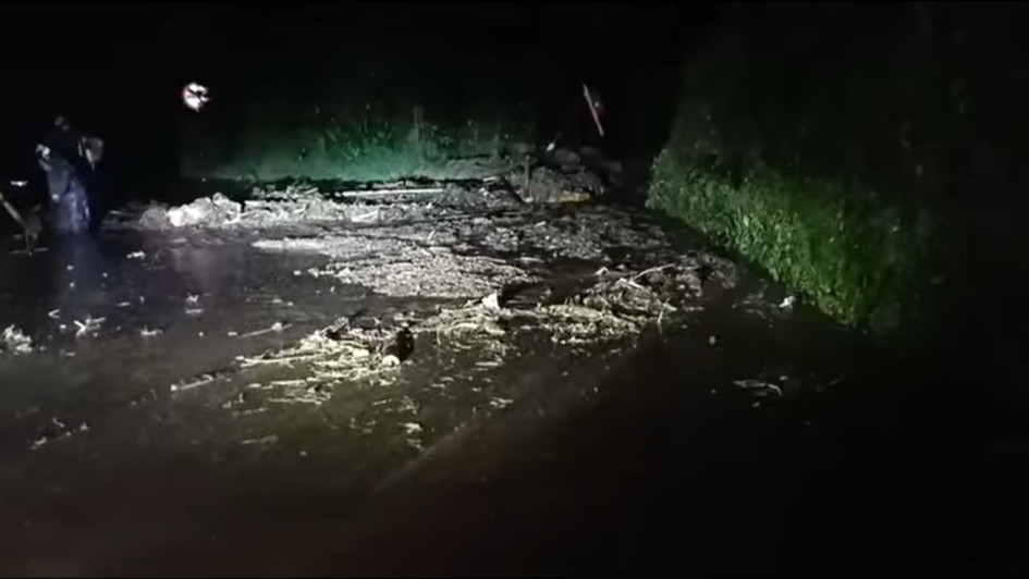 Tres casas resultaron inundadas y la vía que comunica a la vereda La Palma con Marquetalia (Caldas) quedó bloqueada por las fuertes lluvias de este miércoles.