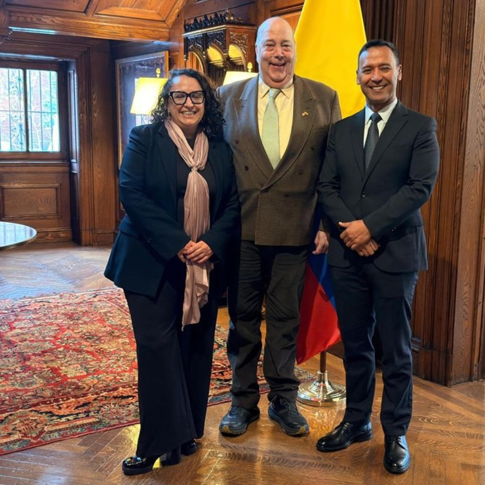 Daniel García-Peña (centro), embajador de Colombia en Estados Unidos, junto al ministro de Defensa, Pedro Sánchez, y la viceministra de Justicia, Marcela Tovar, este miércoles en Washington.