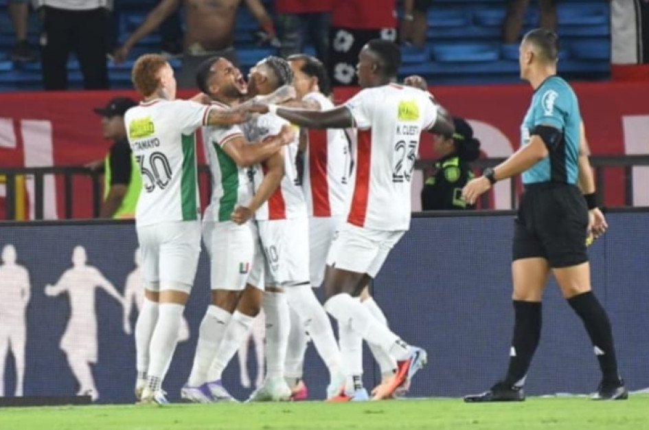 La celebración de los jugadores del Once Caldas en el gol de Luis 'Niche' Sánchez. El Once empató anoche 1-1 en el Pascual Guerrero de Cali ante el América.