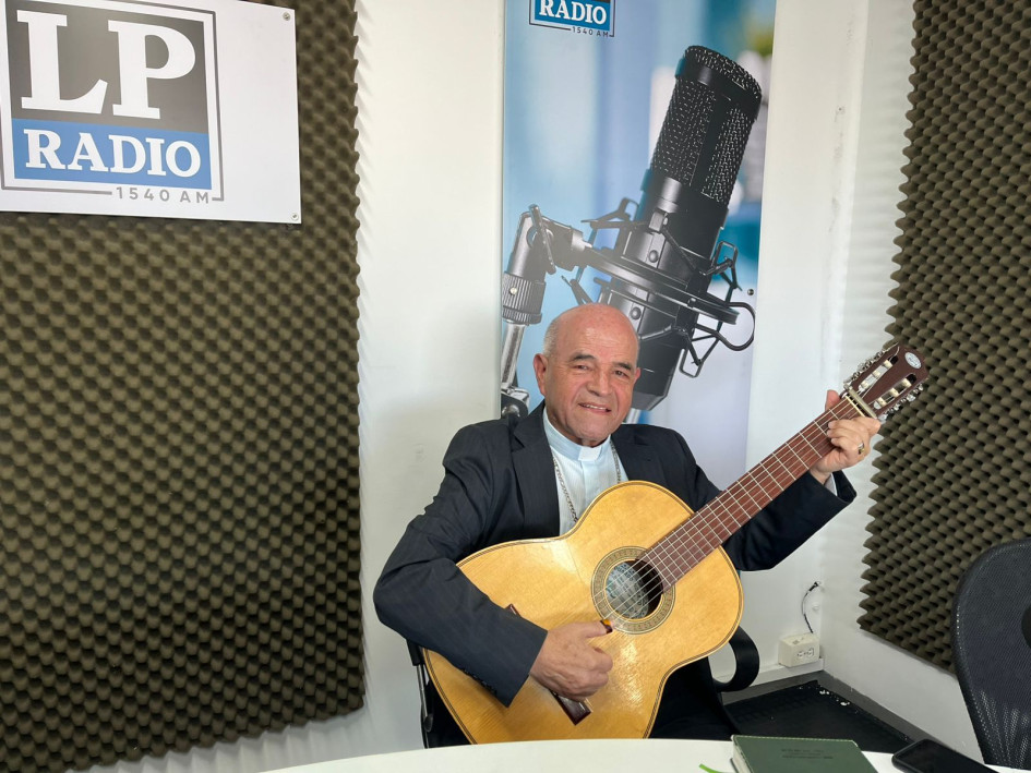 El padre Carlos Arturo Gómez Castaño evangeliza con música y poesía. Uno de los poemas que hizo se lo dedicó al cantante de música popular Yeison Jiménez.