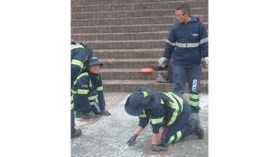 A operarios de Emas les resultó tremenda tarea. Resulta que parte del piso de la Plaza de Bolívar quedó impregnado de parafina tras la velatón por Yeison Jiménez.