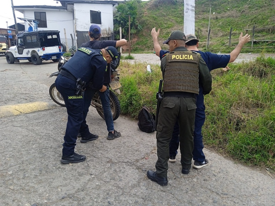 Durante los controles, la Policía decomisó 144 armas cortopunzantes y 2 de fuego.