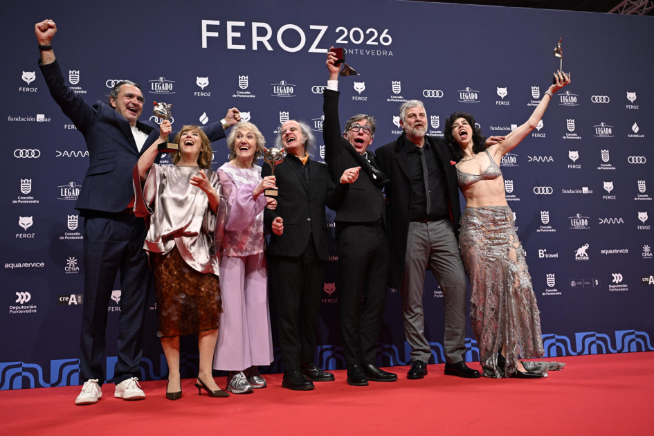 El equipo de la serie ´Poquita Fé´ posan con los premios recibidos durante la gala de entrega de los Premios Feroz 2026, organizada por la Asociación de Informadores Cinematográficos de España (AICE), que se ha celebrado hoy sábado en el Pazo da Cultura de Pontevedra.