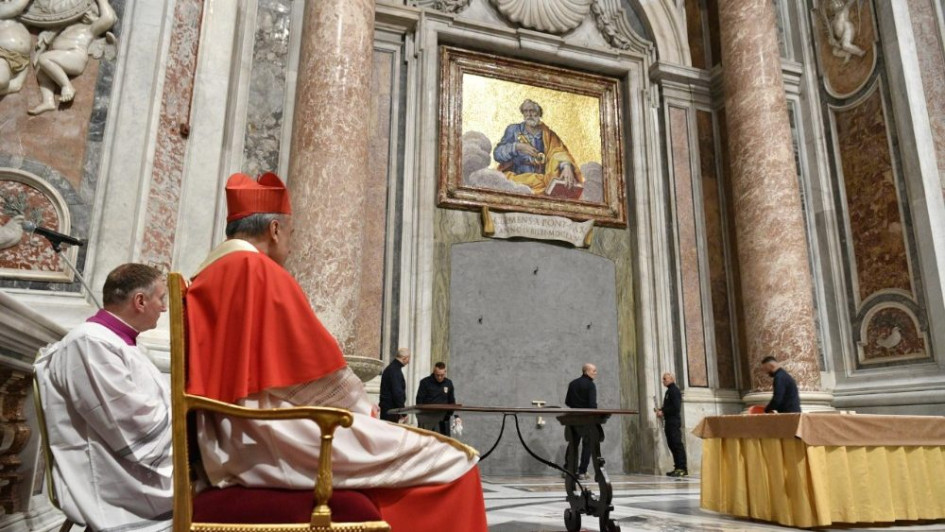 El cardenal Mauro Gambetti, arcipreste de la basílica de San Pedro, presidió el rito que concluye el sellado de las cuatro Puertas Santas de las basílicas papales de Roma. En el interior del muro se colocó un cofre de bronce que guarda las memorias del Año Santo.