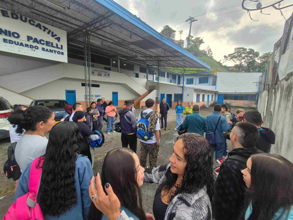 Este lunes (19 de enero) regresaron a clases los estudiantes del Calendario A, y se dio la reapertura de la sede Eduardo Santos del colegio Eugenio Pacelli, que permaneció cerrada por tres años. Ahora esa escuela pasó a llamarse sede A Camilo Torres del colegio Santo Domingo Savio, queda ubicada en el barrio del mismo nombre, en el Suroriente de la ciudad.  