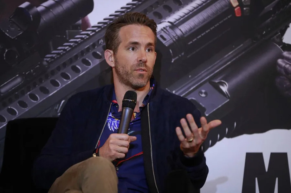 El actor de Deadpool Ryan Reynolds presentó la nueva camiseta del Internacional de Bogotá, equipo de fútbol del que es copropietario.