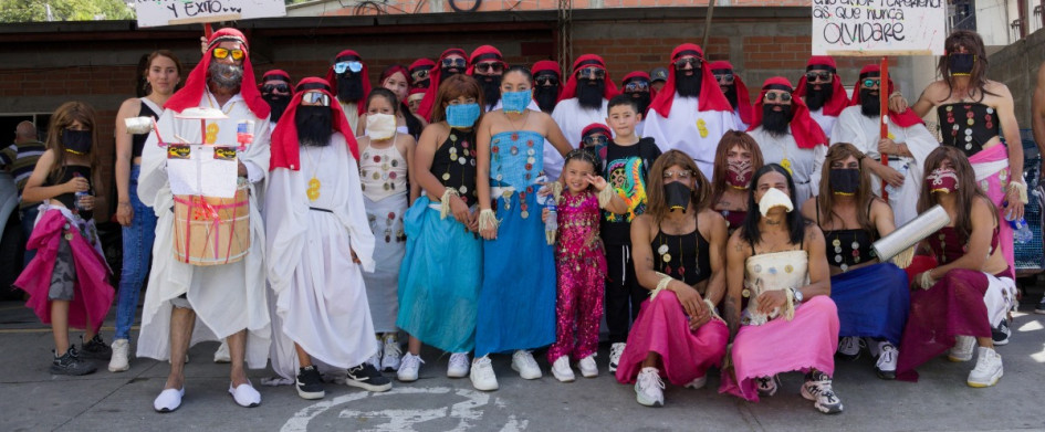 El Jeque y los Árabes, una de las comparsas que despidieron el año del Bicentenario en Salamina.