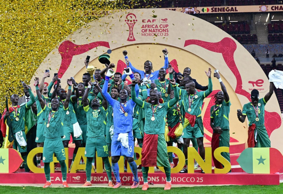 La selección de Senegal se coronó campeona de la Copa África tras vencer en la final a la anfitriona, Marruecos, en un partido polémico que se extendió por 2 horas.