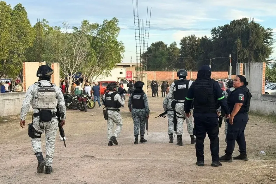 Integrantes de la Guardia Nacional de México custodian la zona donde se cometió un ataque armado este domingo, en el municipio de Salamanca (México).