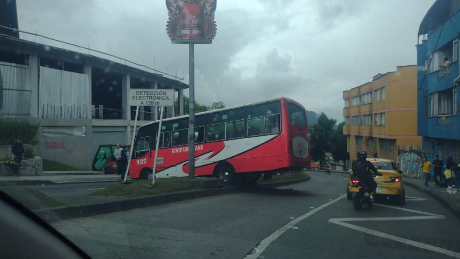La buseta de Unitrans se habría quedado sin frenos y terminó sobre el separador vial.