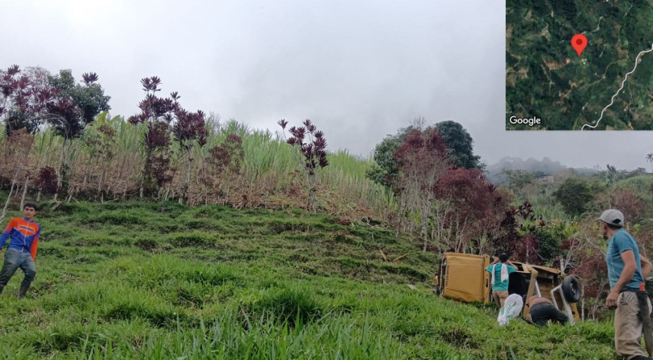 El carro rodó cerca de 120 metros y sus dos ocupantes presentaron lesiones.