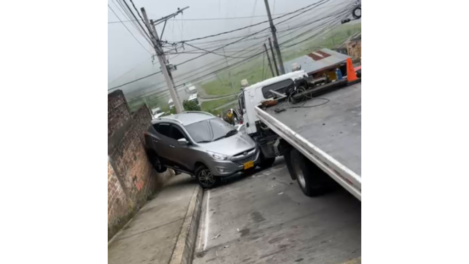 Video: una grúa se desengranó en Manizales y arrolló varios carros parqueados