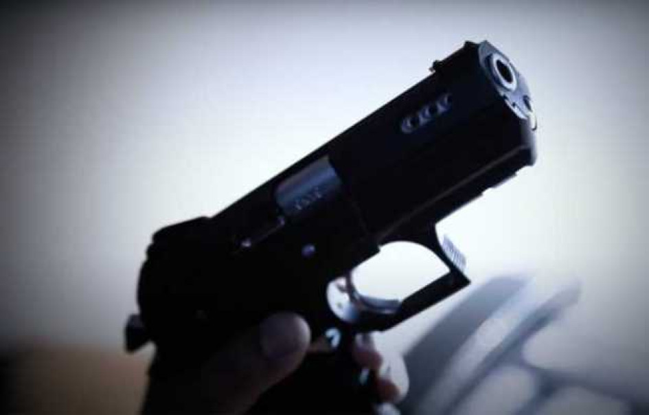 Según la Fiscalía, los hermanos apuñalaron y le dispararon con arma traumática a su víctima.