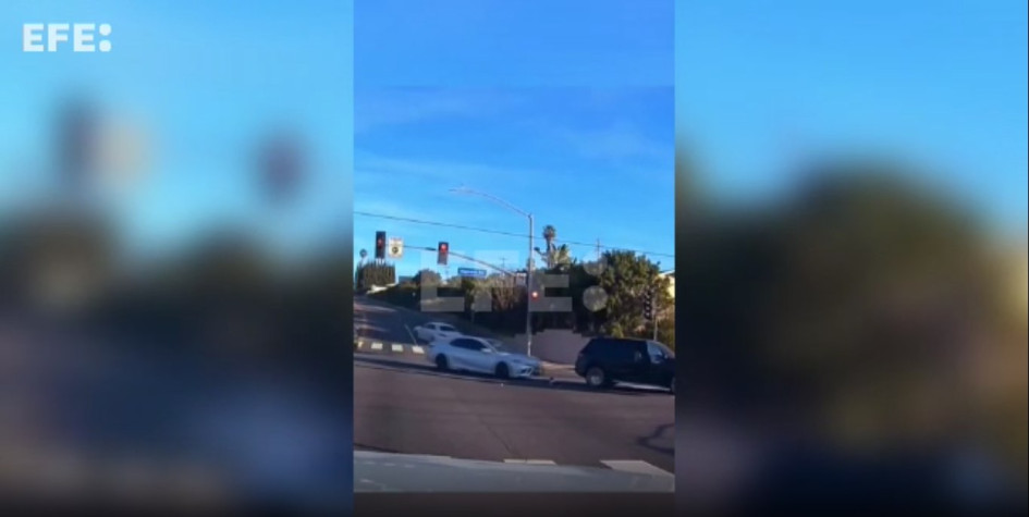 La camioneta se detiene bruscamente, lo que obliga al conductor de un sedán, que viajaba detrás, a frenar de golpe y detenerse muy cerca del bebé.