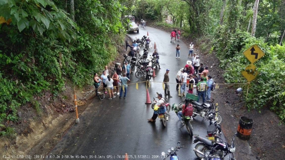 Con bloqueos intermitentes, los habitantes de la inspección de Isaza reclaman una mesa de trabajo presencial con el alcalde de Victoria y la Gobernación de Caldas. 