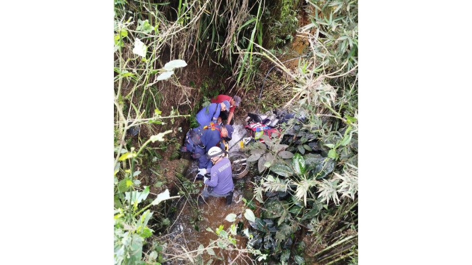  Al recibir una llamada de emergencias de la zona rural, lo primero que hace el Cuerpo de Bomberos Voluntarios de Risaralda es solicitar prestada una camioneta 4x4 a la Alcaldía