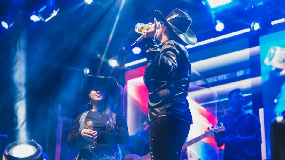 Nikol cumplió su sueño y cantó con Yeison Jiménez en la Carpa Olé, durante la Feria de Manizales. Él y Camilo Cifuentes le hicieron un regalo especial.