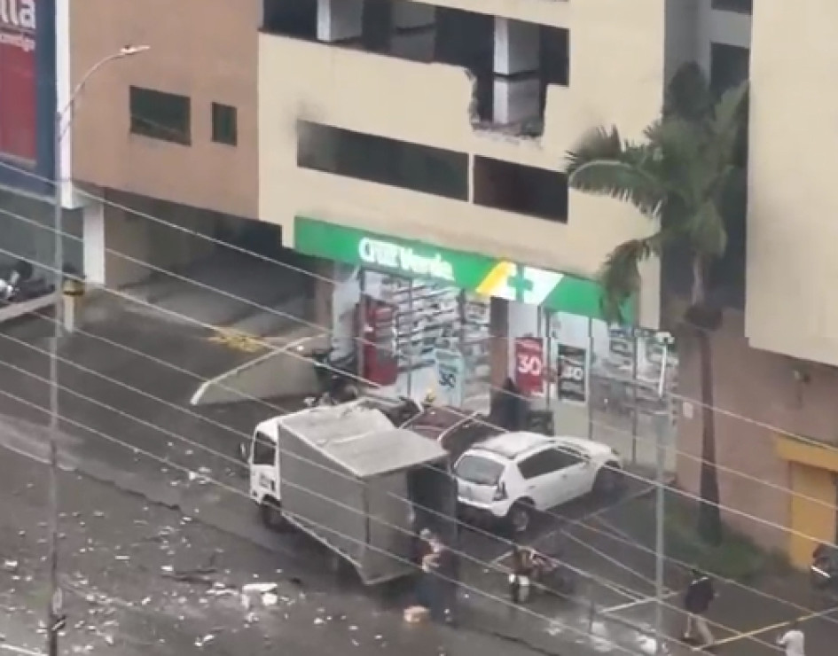 Un ciudadano grabó desde un edificio el siniestro con la caída del carro desde un tercer piso y el impacto sobre la turbo.