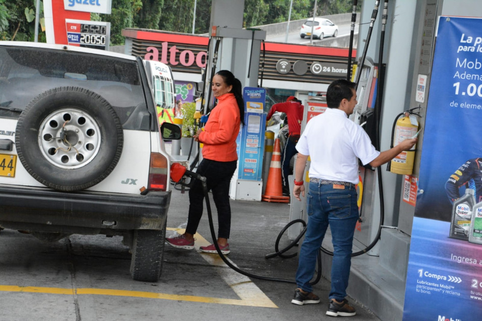 A partir de febrero, el Gobierno reducirá $500 el precio de la gasolina en Colombia como medida contrainflacionaria. 