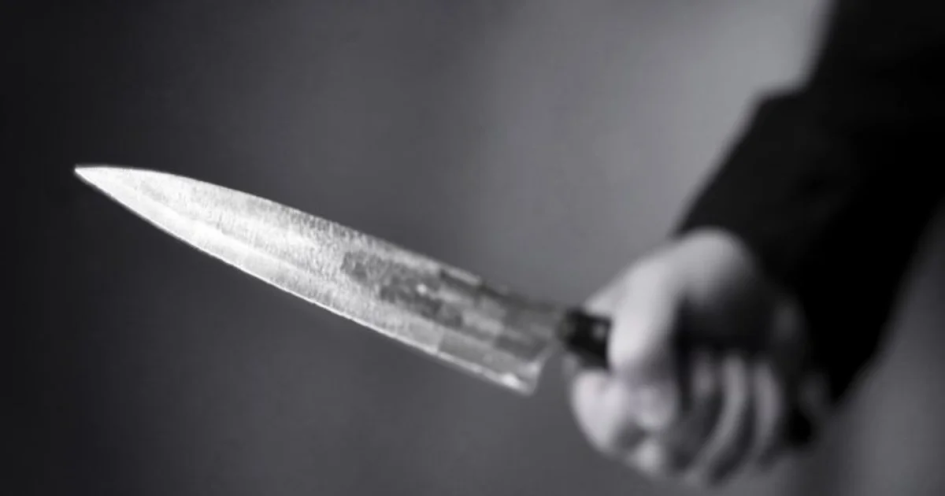 Una puñalada en el pecho de la víctima fue suficiente para causar su muerte inmediata.