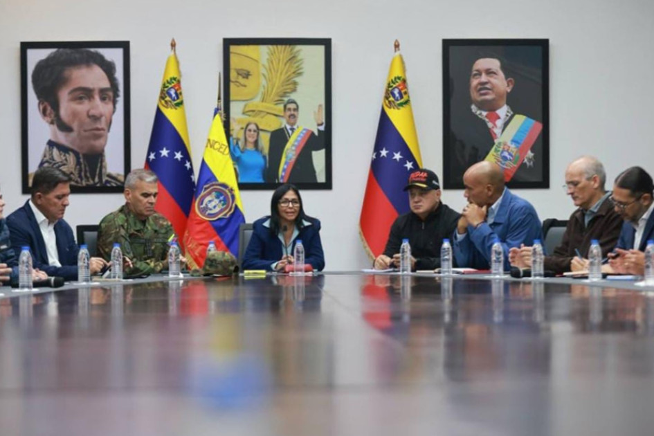 Delcy Rodríguez (c), hablando en una reunión este domingo, en Caracas (Venezuela).