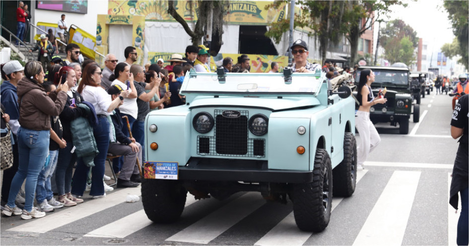 El desfile de carros antiguos también reunió público durante el recorrido que hizo el pasado 10 de enero. 