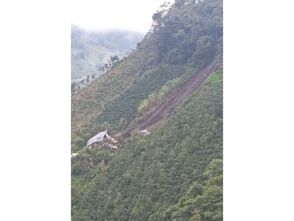 Tres personas que habitaban la vivienda lograron salir con vida.