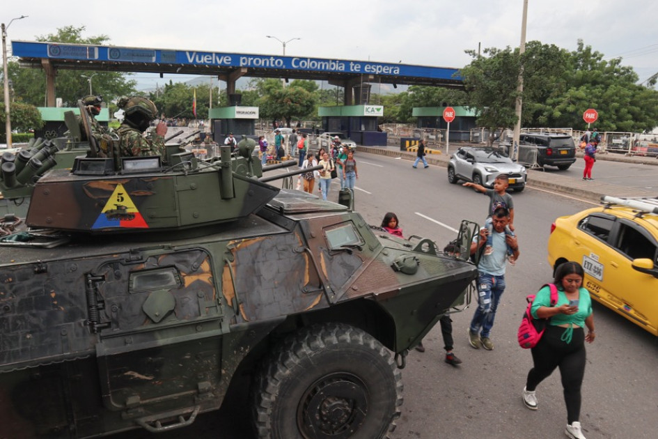 Integrantes del Ejército colombiano llegan este sábado al puente internacional Simón Bolívar que une a las ciudades de Cúcuta y Villa del Rosario (Colombia) con las ciudades de San Antonio y San Cristóbal del Estado Táchira (Venezuela).