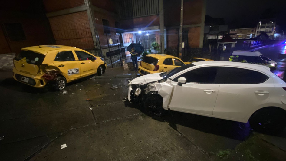 El vehículo particular chocó con tres taxis y al conductor lo capturaron por tráfico de estupefacientes.