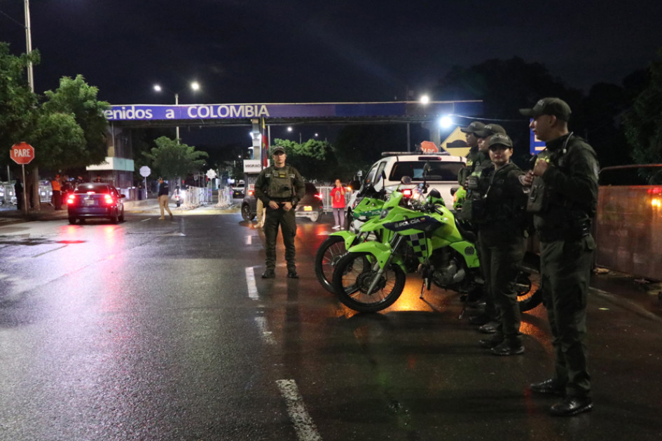 Integrantes de la Policía vigilan este sábado el puente internacional Simón Bolívar que une a las ciudades de Cúcuta y Villa del Rosario (Colombia) con las ciudades de San Antonio y San Cristóbal del Estado Táchira (Venezuela). 