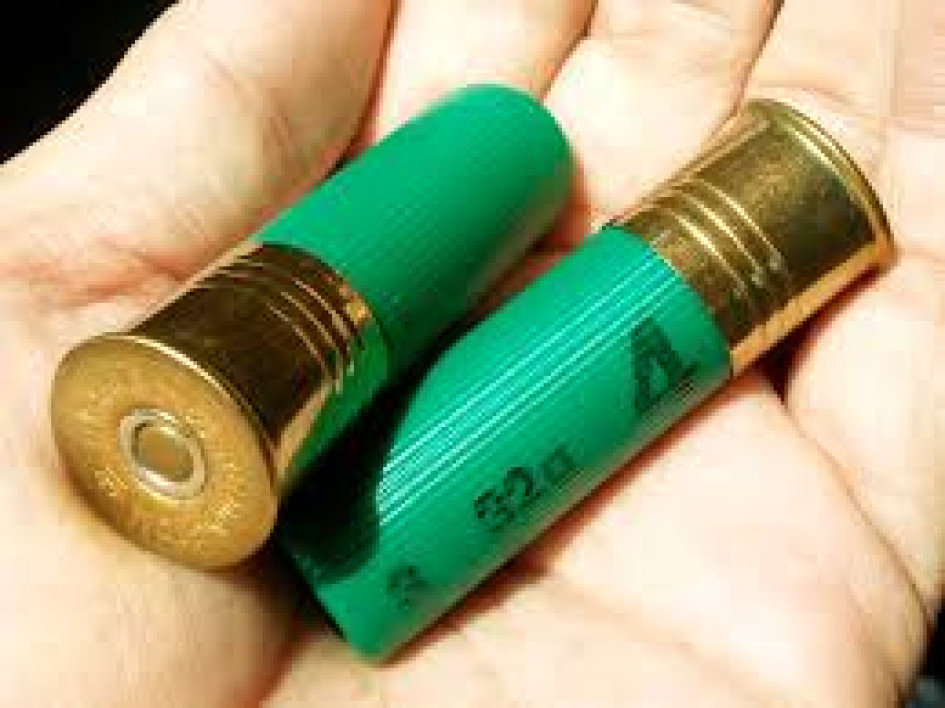 Los uniformados revisaron el Sandero y en la bodega encontraron la munición. El conductor del automóvil indicó que eso le pertenecía al de la moto, quien terminó judicializado.