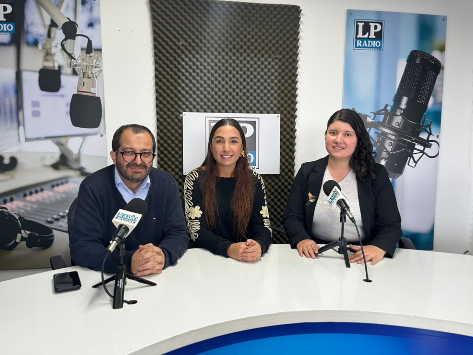  Fernando-Alonso Ramírez, Laura Rivera y Margaret Sánchez, de LA PATRIA
