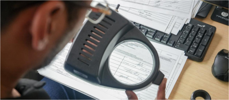 La Registraduría Nacional del Estado Civil empleó herramientas de analítica e inteligencia artificial para cruzar datos de firmas con el censo electoral y el archivo nacional de identificación. Asimismo, contó con 400 supernumerarios y un equipo especializado de grafólogos para garantizar una verificación rigurosa y transparente.