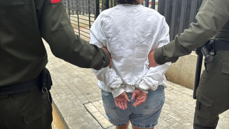 Doña Leidy, de 40 años, tiene orden de captura vigente por los delitos de hurto calificado y porte ilegal de armas de fuego, además registra 23 anotaciones.