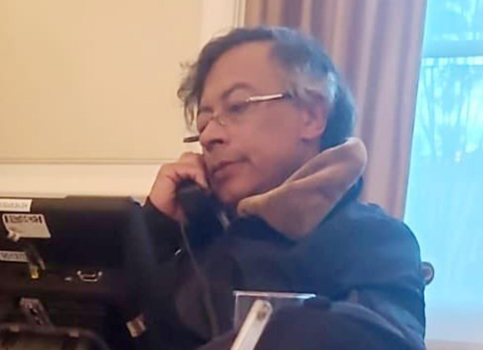 Fotografía tomada de la cuenta en X @DapreCol del Departamento Administrativo de la Presidencia de Colombia del presidente colombiano Gustavo Petro, durante una llamada con su homólogo de EE.UU. Donald Trump.