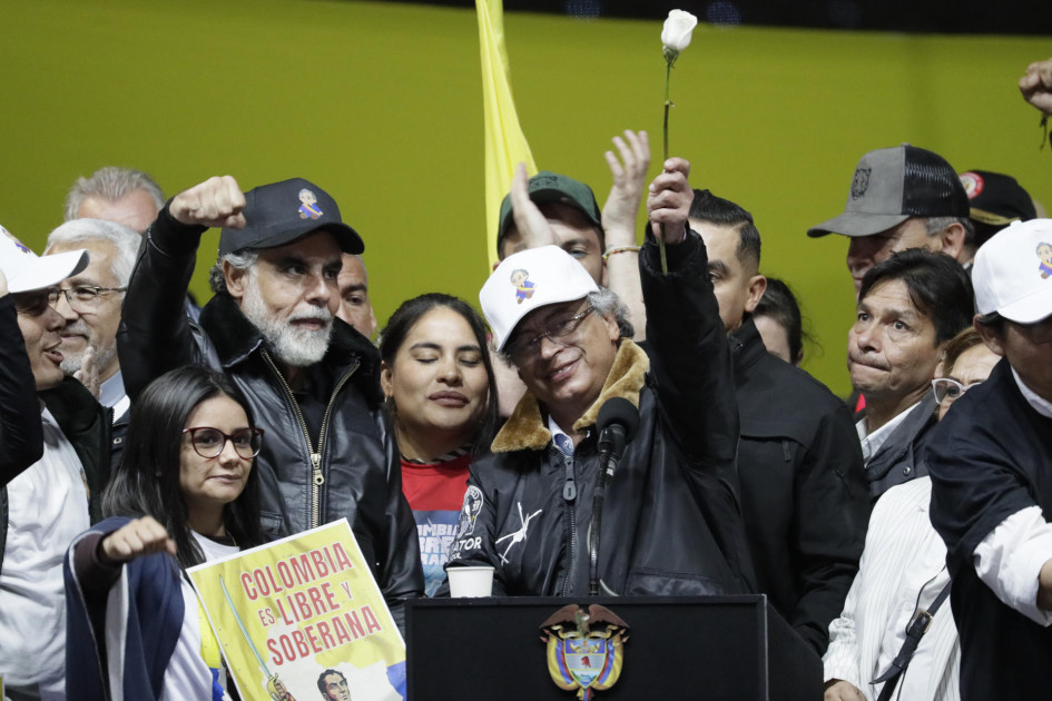 El presidente de Colombia, Gustavo Petro, sostiene una flor luego de pronunciar un discurso este miércoles, en la Plaza de Bolívar en Bogotá (Colombia).