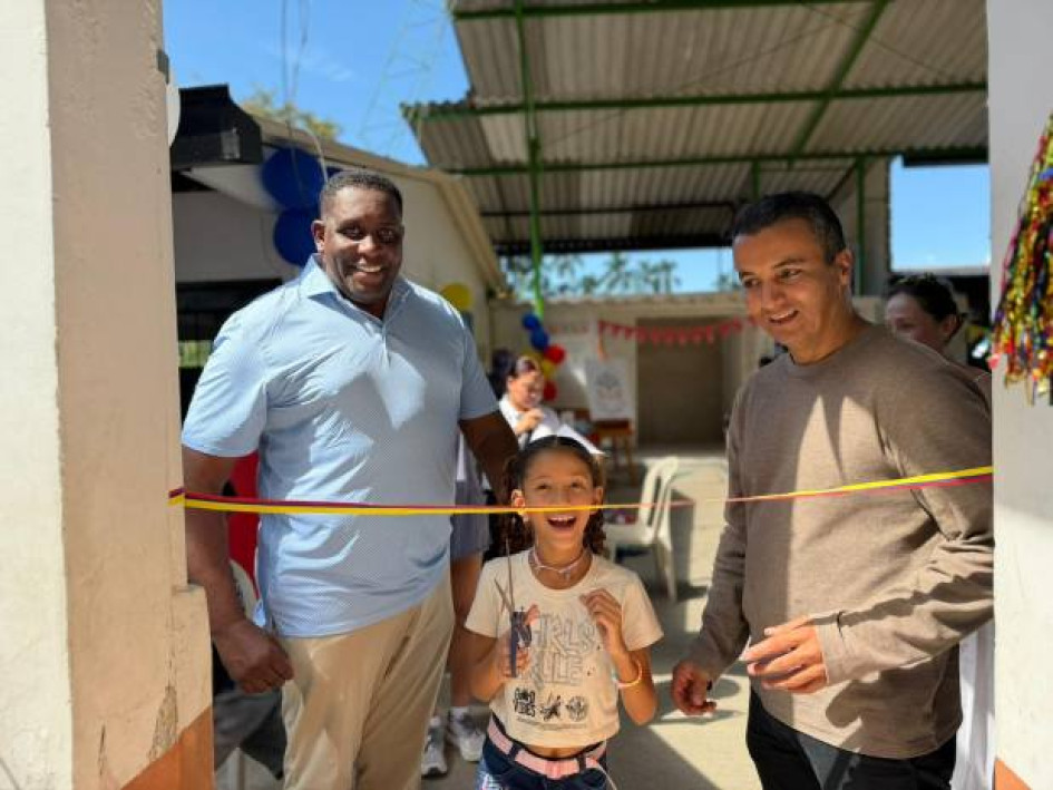 Fotos I Cortesía para LA PATRIA  Momento de alegría. Apertura oficial al nuevo Centro de Ciencias. De izquierda a derecha: Rhod Terrence Williams (benefactor y dueño de Integrated Foods), María Antonia Colorado (estudiante) y David Giraldo (rector I.E. La Trinidad).