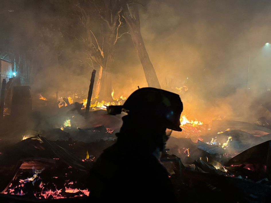 Bomberos hallaron un muerto tras el incendio en La Fachada.