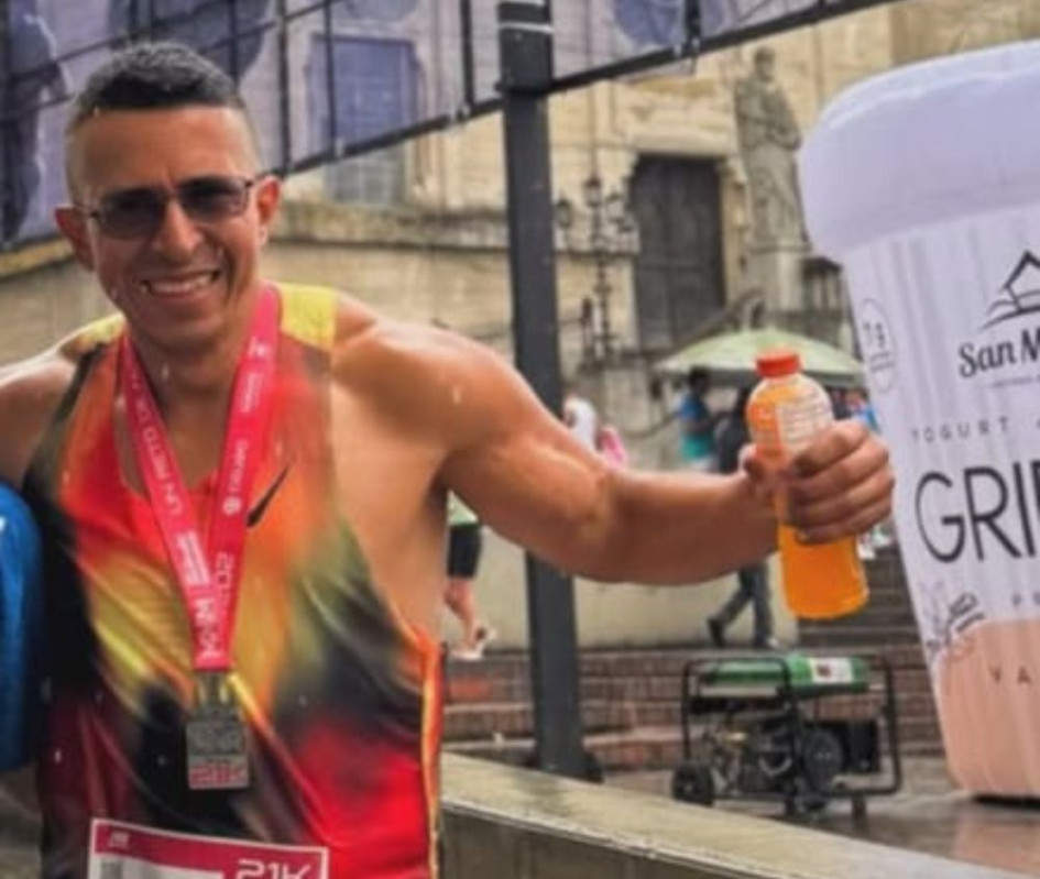 La familia de Jhon Alexánder Vásquez, deportista recreativo de 47 años, natural de Dosquebradas, no desfallece en la búsqueda de su ser querido.  Desde su desaparición el pasado sábado 27 diciembre de 2025, han pasado seis días sin que puedan encontrar al ingeniero que practicaba atletismo por una vereda de Santa Rosa de Cabal.   La esposa Vásquez y el hermano, grabaron un video donde mencionan datos claves que pueden servir para dar con el paradero del hombre.  Vásquez fue visto por última vez en el sector